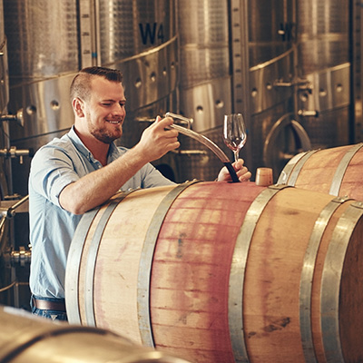 ワイン樽を確認する作業者