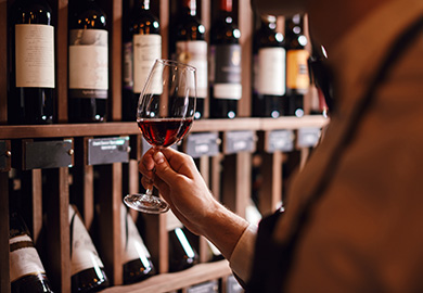 ワインセラーでグラスを持つ様子