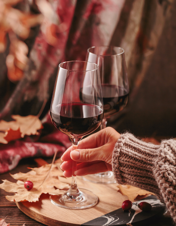 ワイングラスを持つ秋のシーン