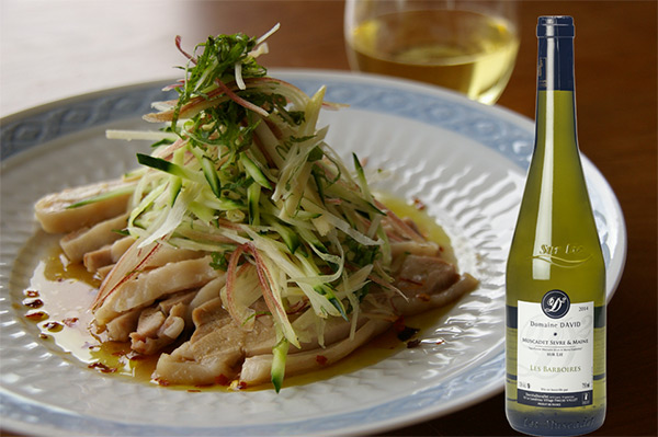 夏に大人気のあの白ワインに、レンジで出来る簡単蒸し鶏を合わせる