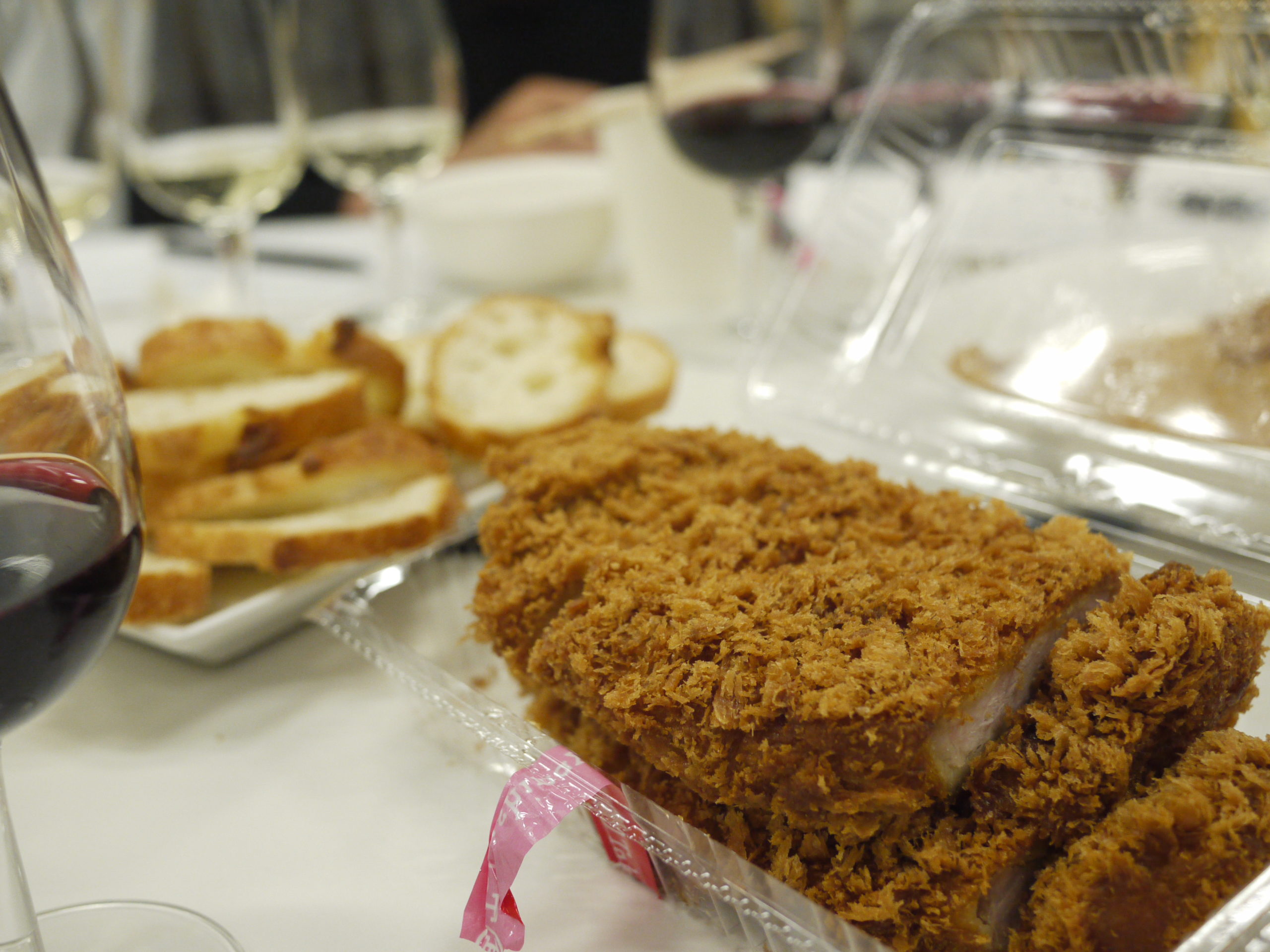 フィラディス実験シリーズ第3弾！唐揚げ、エビフライ、ハンバーグ  …やっぱり押さえたい家庭料理とワインのマリアージュ、結果はいかに？ （営業 山岸 佳穂里）